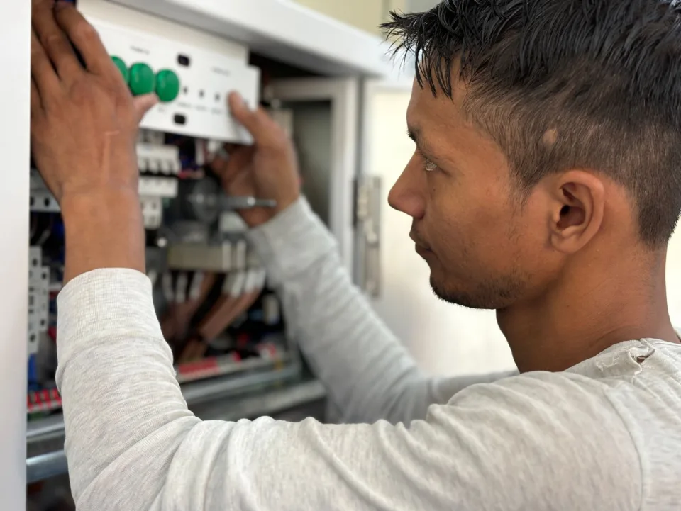 Khu tiếp nhận và kiểm tra máy